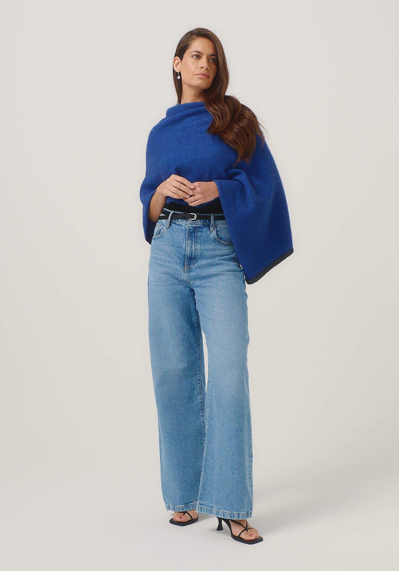https://cdn.shopify.com/s/files/1/0566/6612/8580/files/1623-TwoTonePoncho-DustyBlueSlate-MM25-Belu-020.jpg?v=1752191930