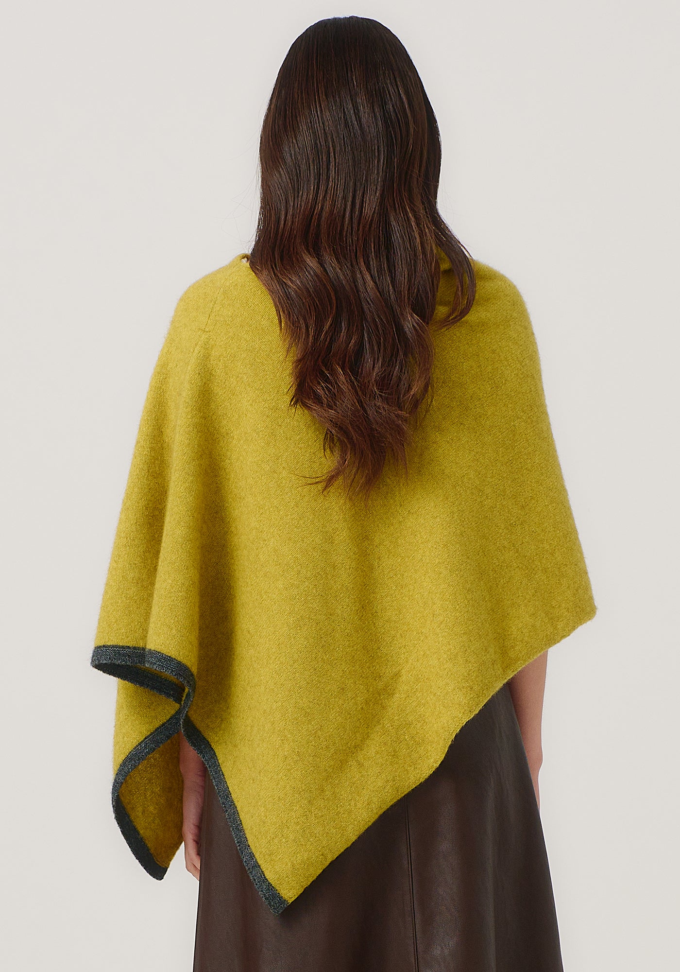 https://cdn.shopify.com/s/files/1/0566/6612/8580/files/1623-TwoTonePoncho-GoldenPearlSlate-MM25-Belu-013.jpg?v=1752191930