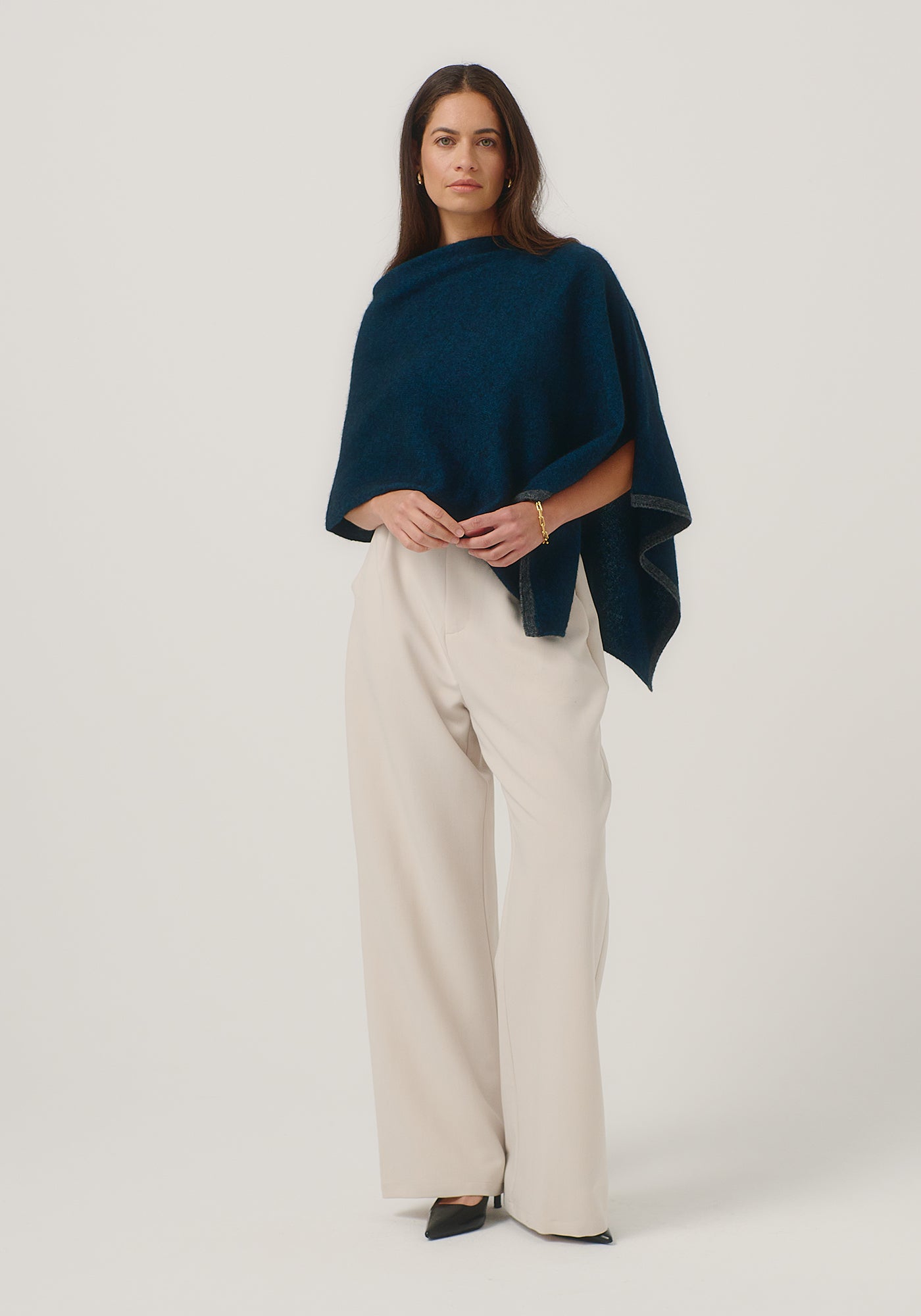 https://cdn.shopify.com/s/files/1/0566/6612/8580/files/1623-TwoTonePoncho-PeacockSlate-MM25-Belu-021.jpg?v=1758503944