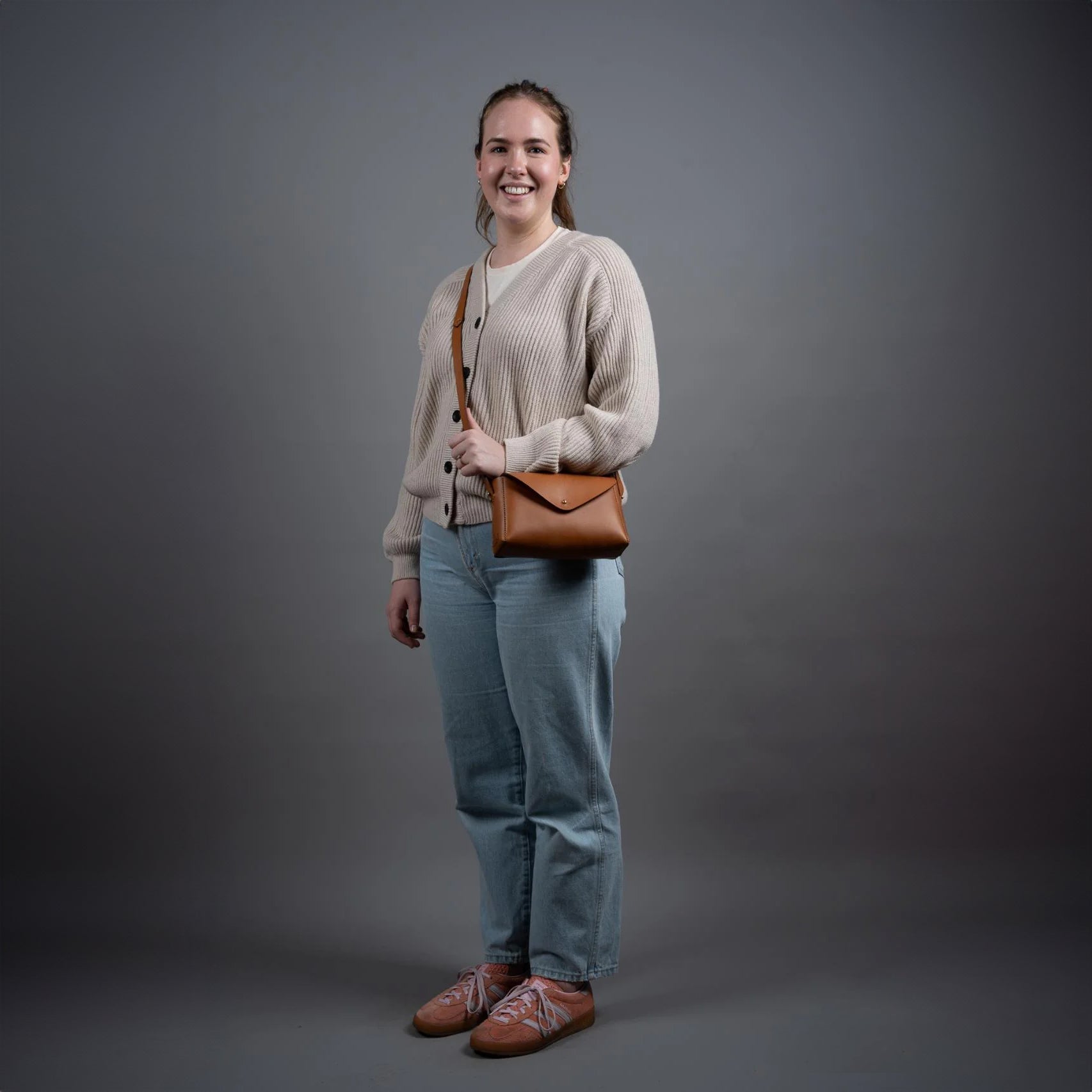 https://cdn.shopify.com/s/files/1/0746/9767/0945/files/dorothyminibagcognactheloyalworkshop.jpg?v=1717579206