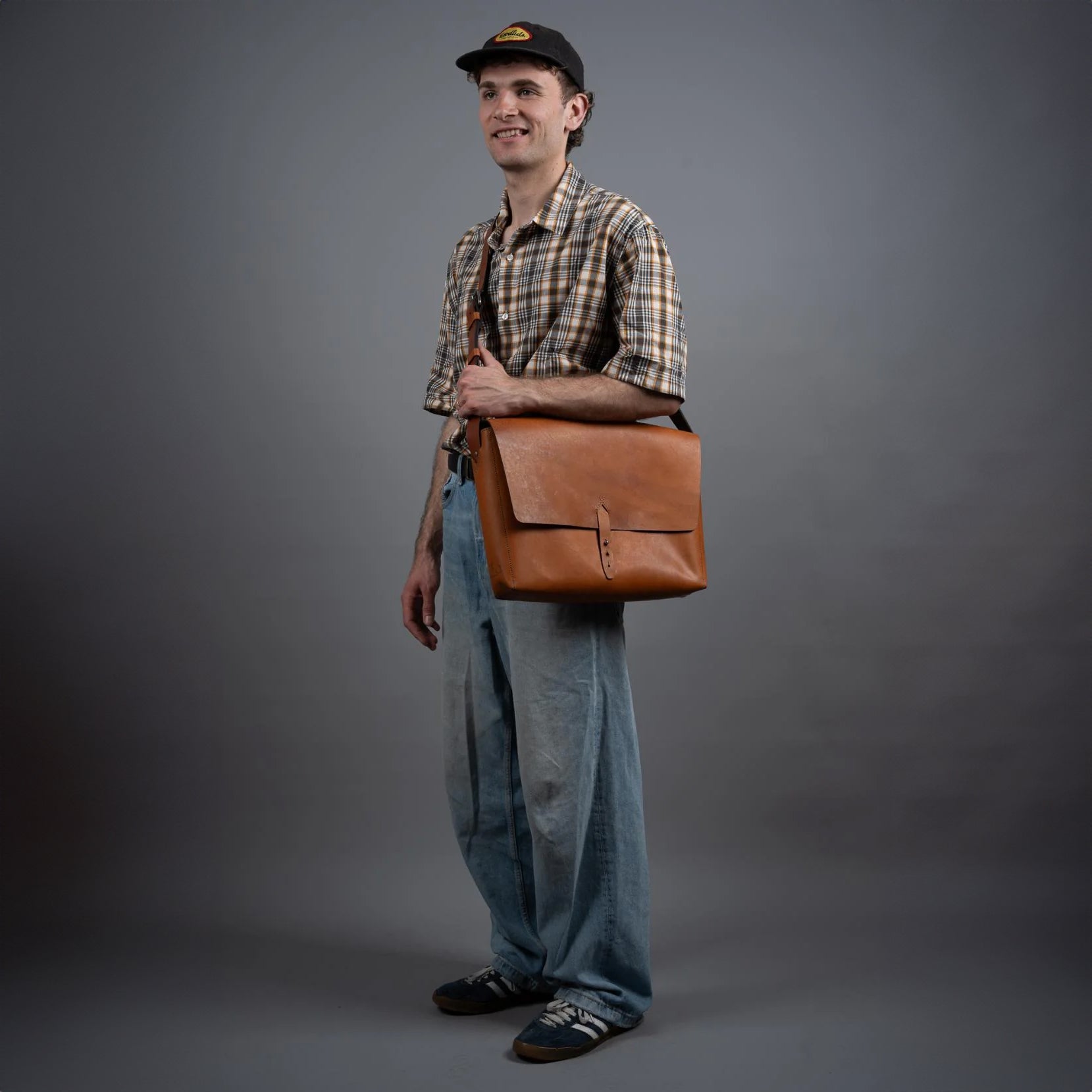 https://cdn.shopify.com/s/files/1/0746/9767/0945/files/nelsonmessengerbagloyalworkshop.jpg?v=1717579593