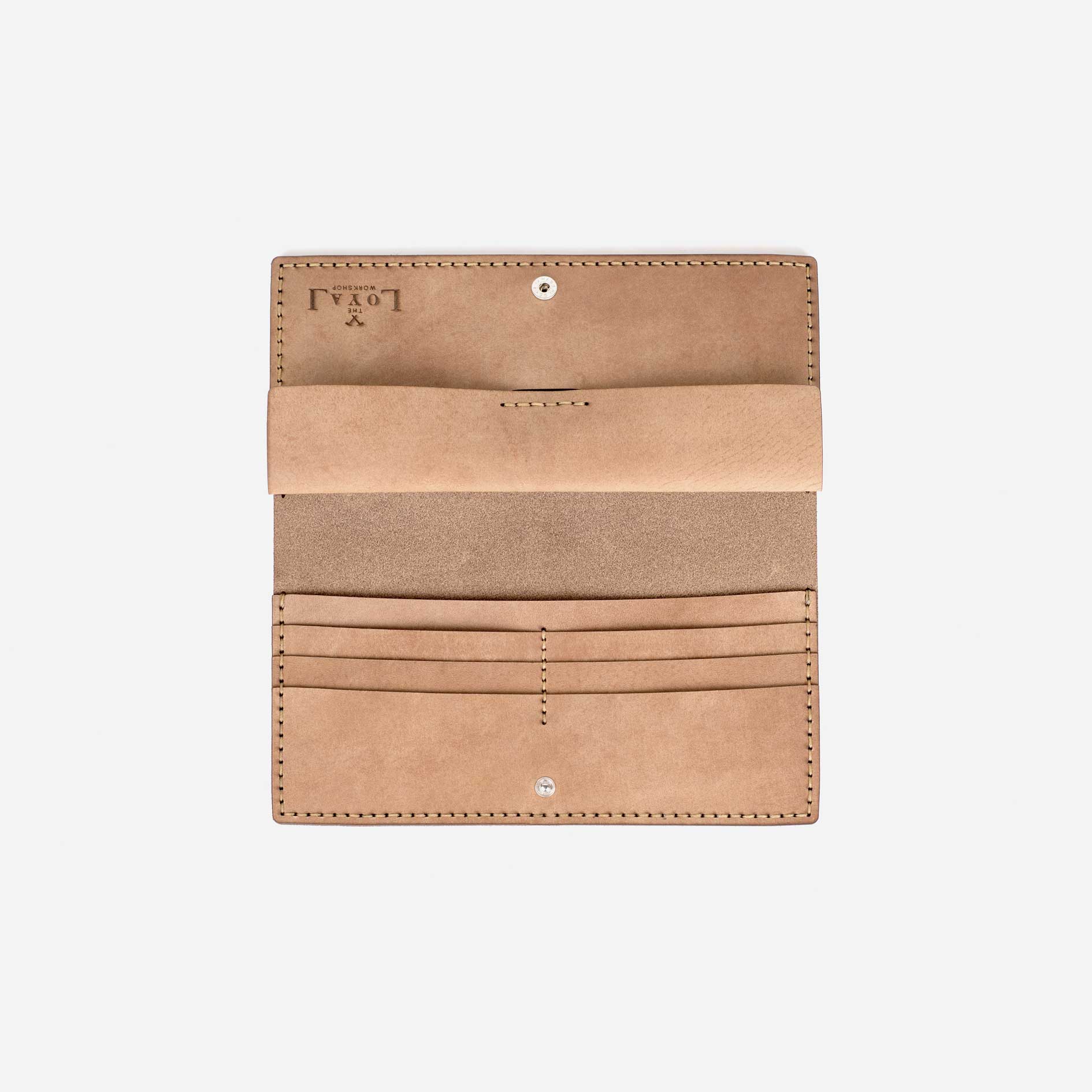 https://cdn.shopify.com/s/files/1/0746/9767/0945/products/the-loyal-workshop-Alongsider-Wallet-5.jpg?v=1683082924