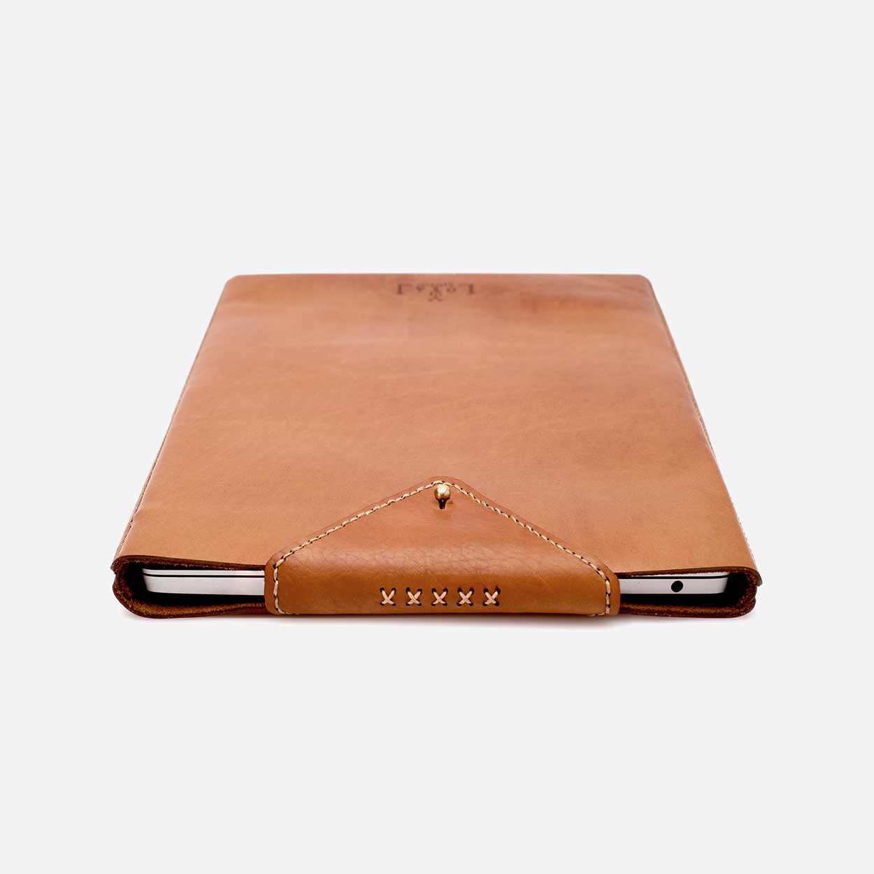 https://cdn.shopify.com/s/files/1/0746/9767/0945/products/the-loyal-workshop-ethical-leather-Laptop-Sleeve-Cognac-4.jpg?v=1683082823