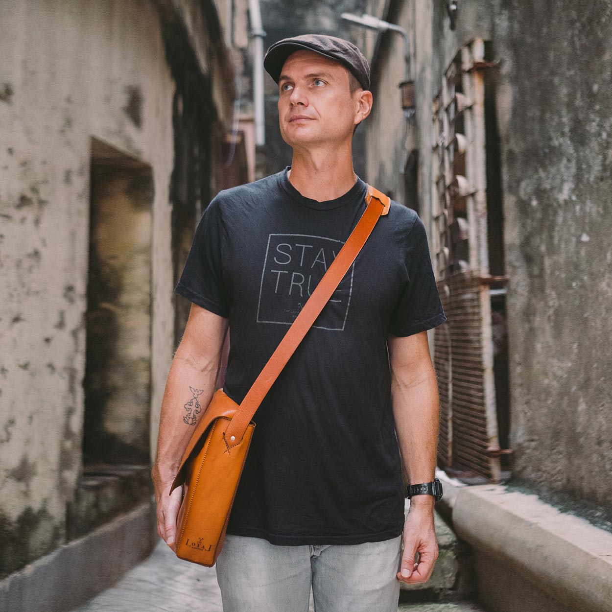 https://cdn.shopify.com/s/files/1/0746/9767/0945/products/the-loyal-workshop-ethical-leather-nelson-messenger-bag-004_bbec2f71-e1ea-45c1-83e3-b30c86f1baf1.jpg?v=1717579589